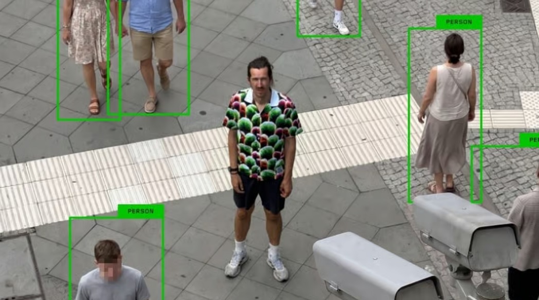 Художник представил рубашку Digital Camouflage, которая сбивает с толку камеры с ИИ - 1